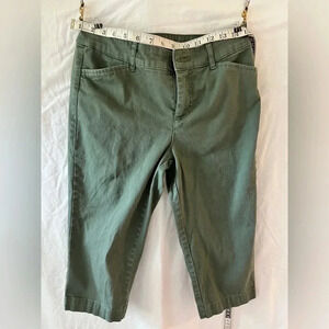 St. John’s Bay women’s size 6 petite green capris.